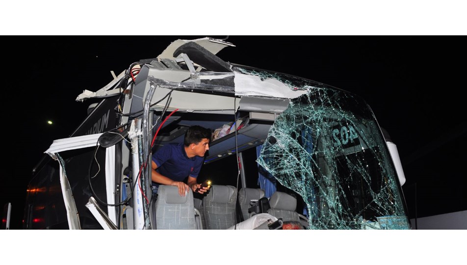 Antalya'da tur minibüsü ile otobüs çarpıştı: 13 yaralı