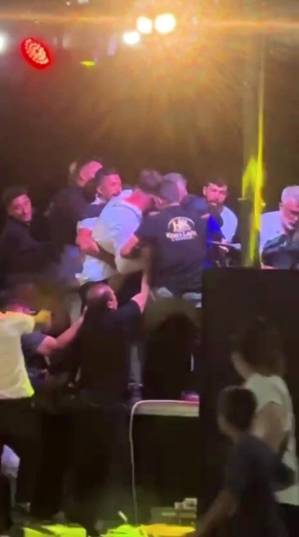 Düğünde halay başı kavgası | Kadın şarkıcıya saldırdı: "On parmağı birden boğazımdaydı" - 3