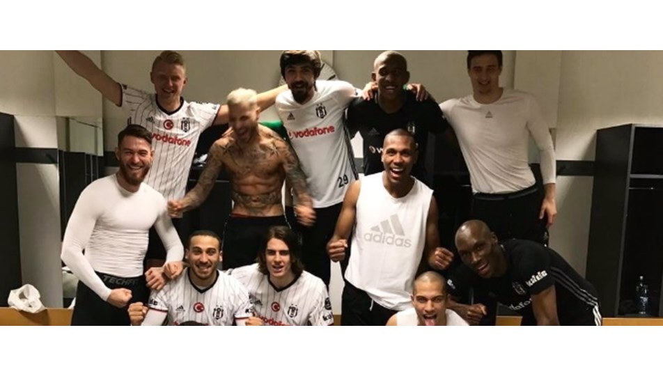 Beşiktaşlı futbolculardan zafer pozu
