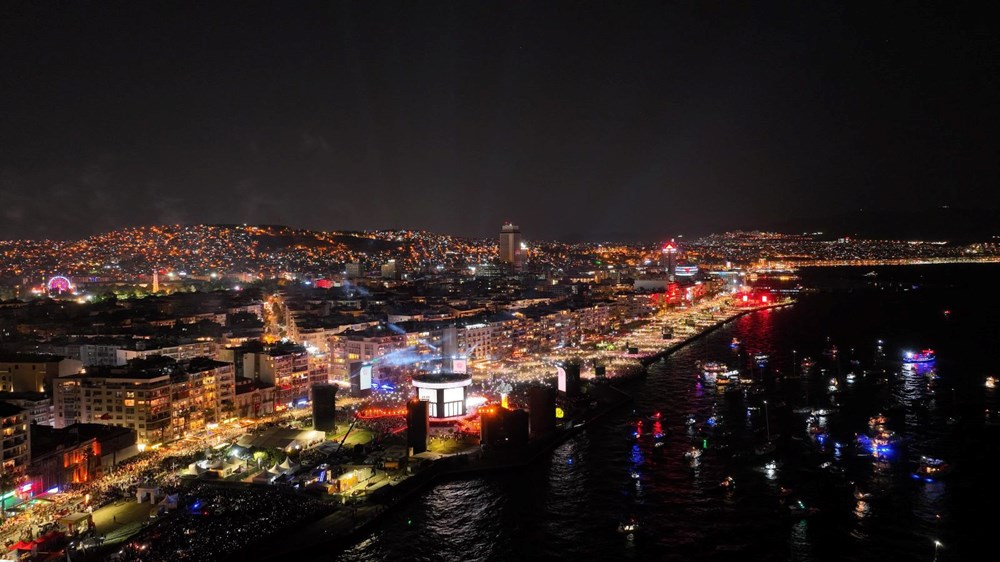 İzmir’de kurtuluş günü coşkusu: Tarkan konserine yüz binlerce kişi akın etti - 21