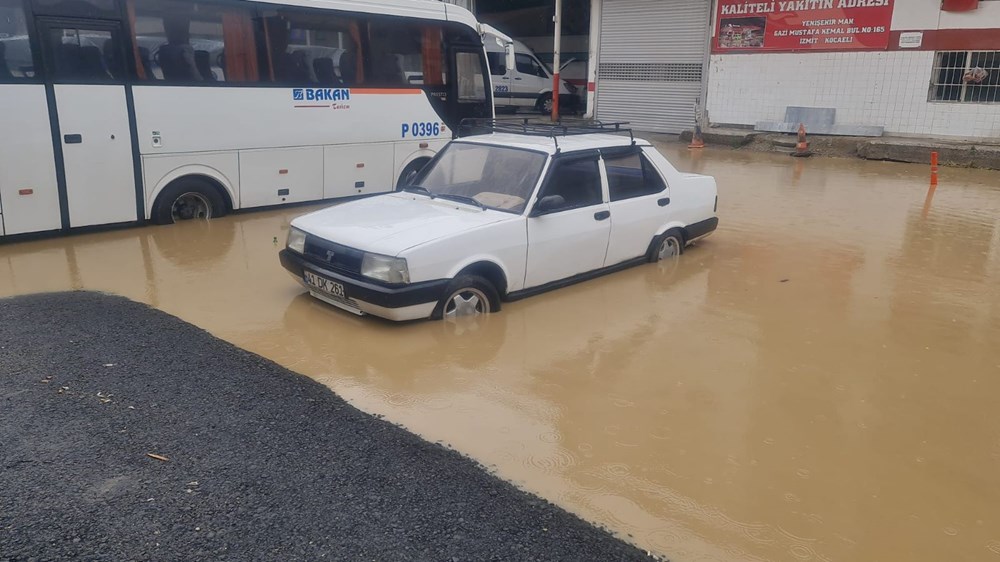 Sağanak yağış birçok ilde hayatı felç etti: Cadde ve sokaklar göle döndü, hastaneyi su bastı - 18