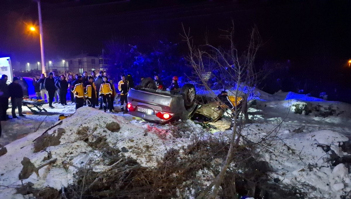 Buzlu yolda otomobil takla attı: Yaralıları itfaiye kurtardı