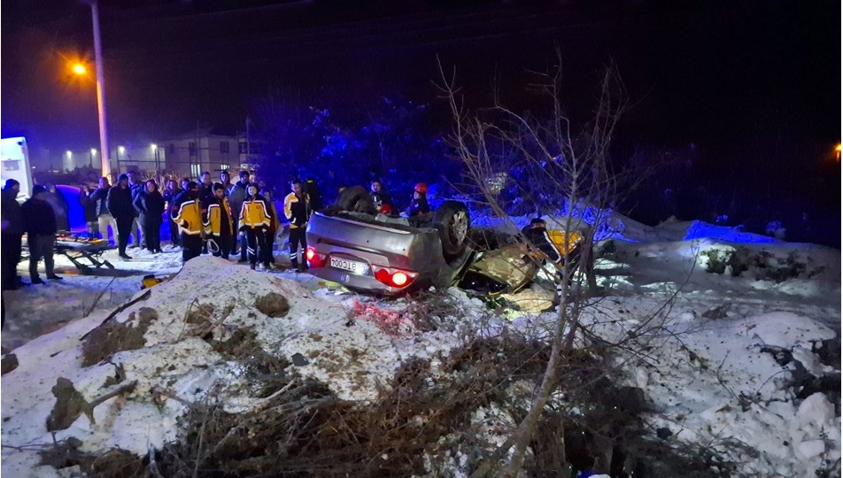 Buzlu yolda otomobil takla attı: Yaralıları itfaiye kurtardı