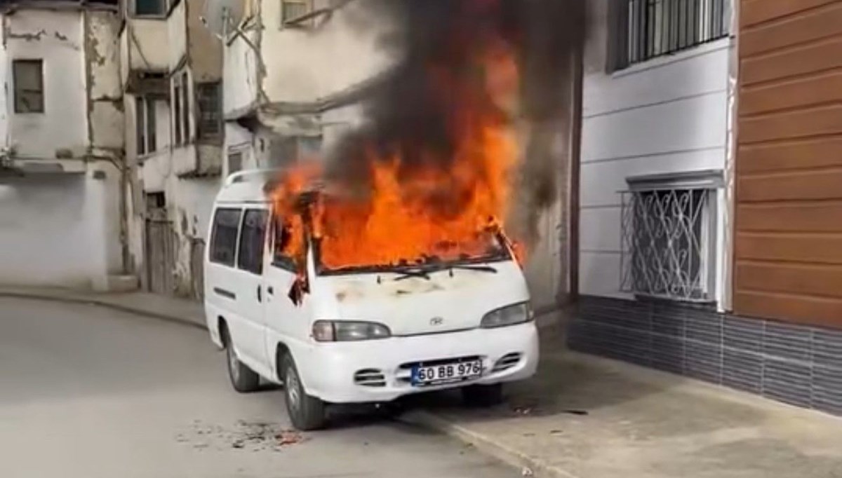 Yanan minibüs alev topuna döndü