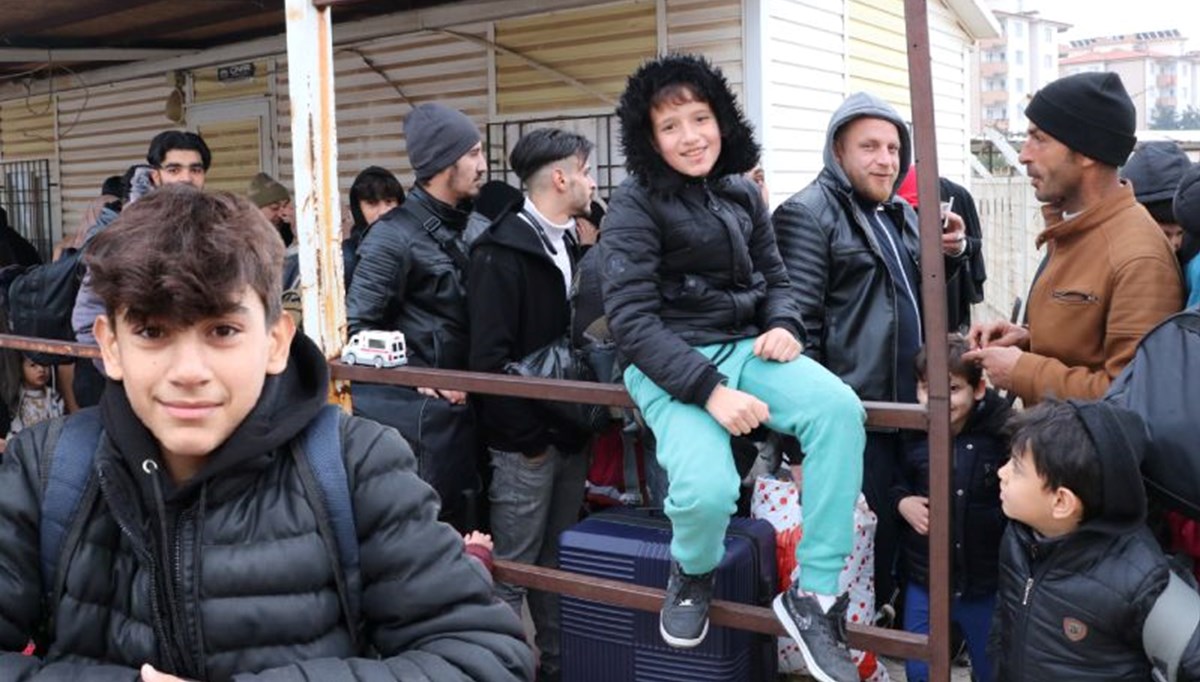 Türkiye'deki Suriyeliler ülkelerine dönüyor: Öncüpınar Gümrük Kapısı'nda yoğunluk Türkiye'deki Suriyeliler ülkelerine dönüyor: Öncüpınar Gümrük Kapısı'nda yoğunluk