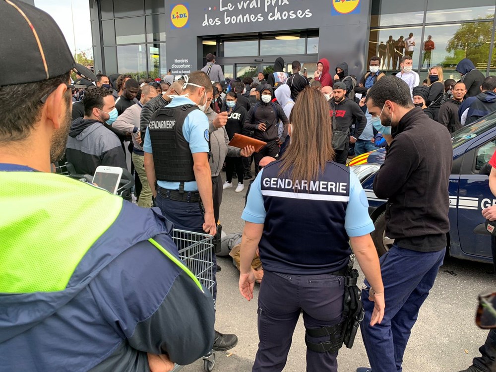 İndirimli oyun konsolu izdihama neden oldu, polis gazla müdahale etti - 3