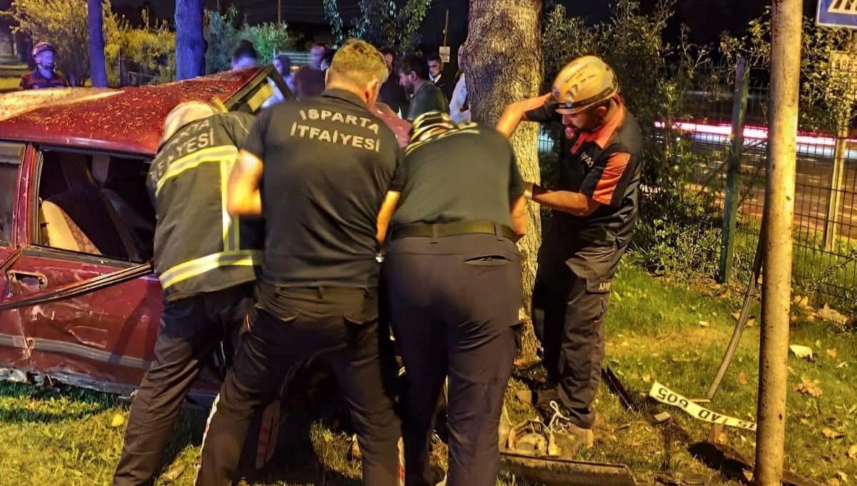 Ağaca çarpanotomobilin sürücüsü yaşamını yitirdi