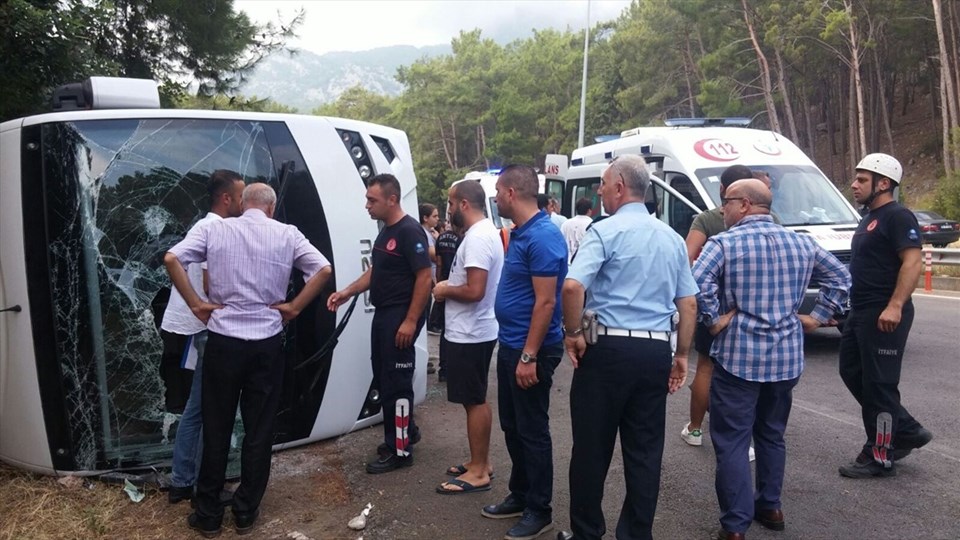 Antalya'da tur midibüsü devrildi - 1