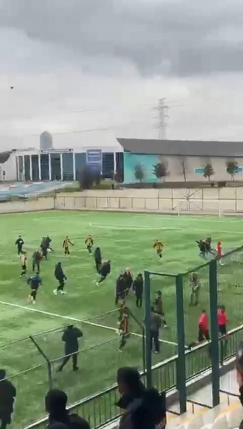 İstanbul'da futbolculara saldırı: Gol olunca saha karıştı - 2