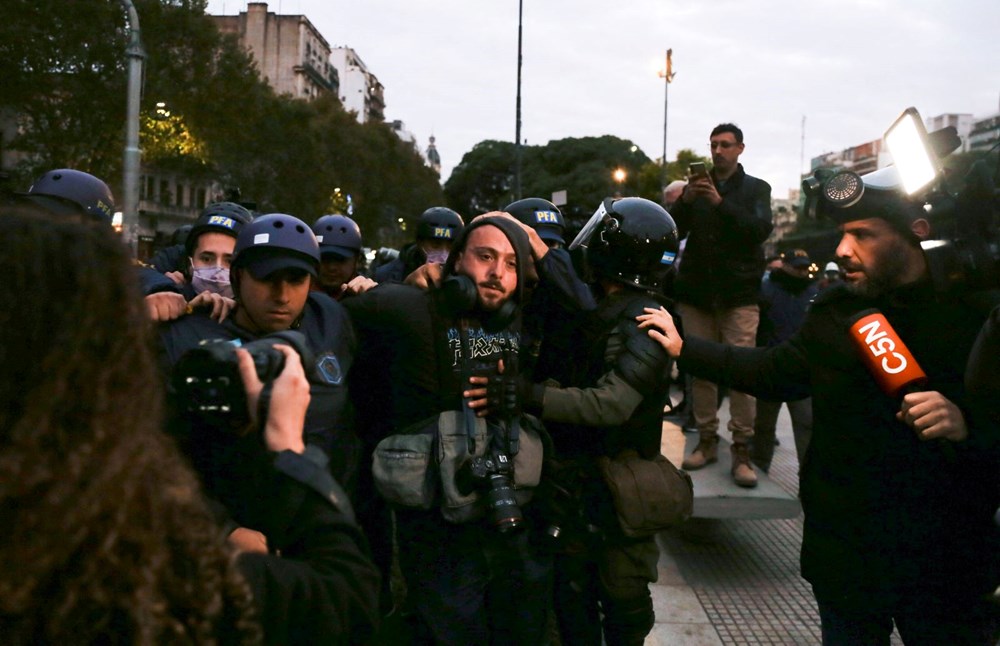 Arjantin'de emekliler ve polis karşı karşıya geldi: Yaralılar var - 3