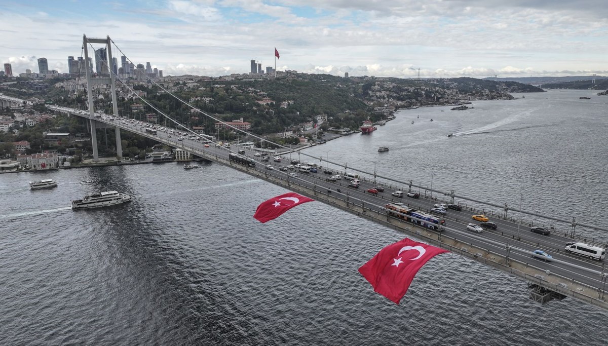 İstanbul'daki köprülere Türk bayrakları asıldı İstanbul'daki köprülere Türk bayrakları asıldı