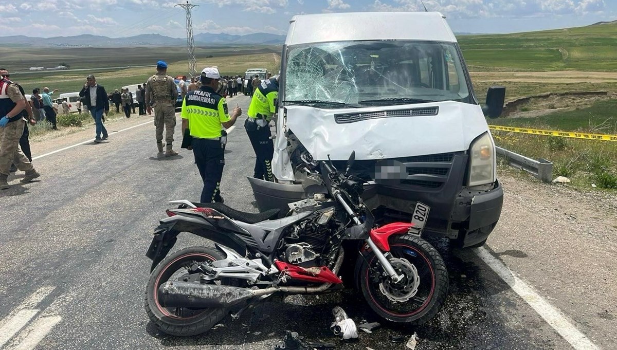 Motosiklet ile minibüs çarpıştı: 2 ölü