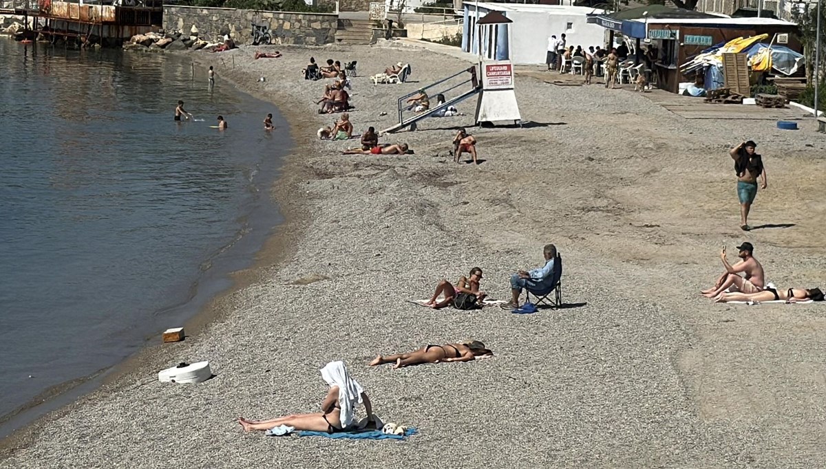 Bodrum'da sıcak havayı fırsat bilenler sahile koştu Bodrum'da sıcak havayı fırsat bilenler sahile koştu