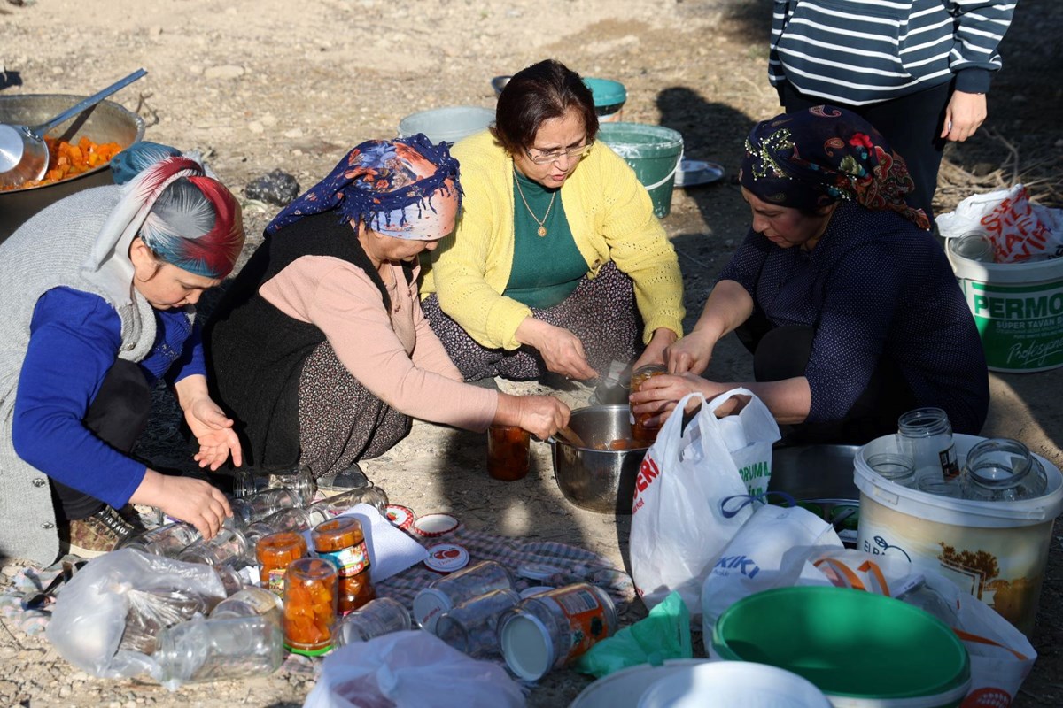 Adana ve Hatay'da sofradan eksik olmuyor: Saatlerce odun ateşinde kaynıyor