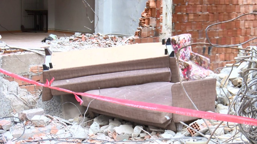 Dört katlı bina yıkıldı: Bitişteki apartman duvarsız kaldı! - 3