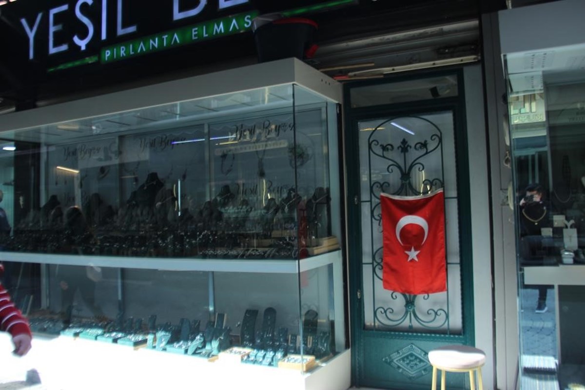 Eylemdeki kuyumcu dükkanı Eylemdeki kuyumcu dükkanı