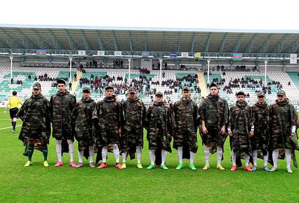 Azeri futbolculardan askeri kıyafetli saygı duruşu - 1