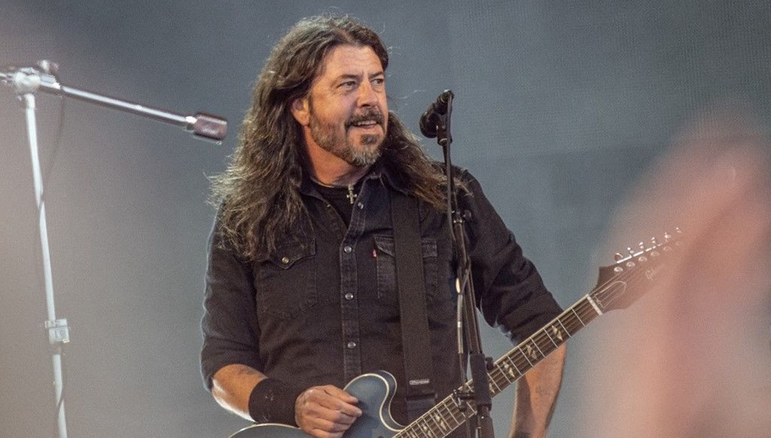 Ünlü müzisyen Dave Grohl sosyal medyadan itiraf etti: Evlilik dışı bir kızım oldu