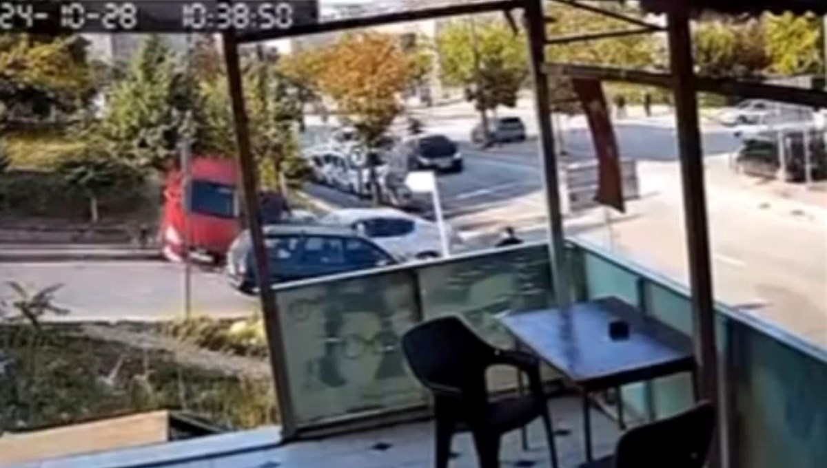 Bursa'da faciadan dönüldü: Sürücüsü fenalaşan otomobil, yayaya ve araca çarptı Bursa'da faciadan dönüldü: Sürücüsü fenalaşan otomobil, yayaya ve araca çarptı