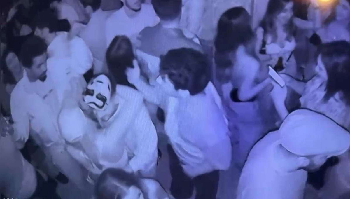 Taksim’deki Cadılar Bayramı partisine katılanlara kötü sürpriz: Dans ederken telefonları gitti! Taksim’deki Cadılar Bayramı partisine katılanlara kötü sürpriz: Dans ederken telefonları gitti!