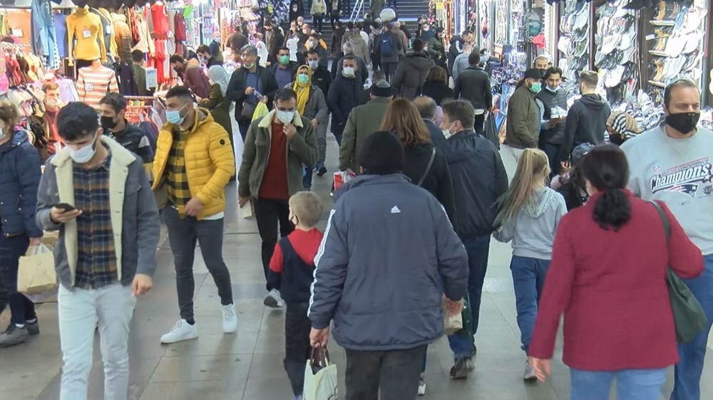 Sokağa çıkma kısıtlaması öncesinde Eminönü'nde alışveriş yoğunluğu - 1