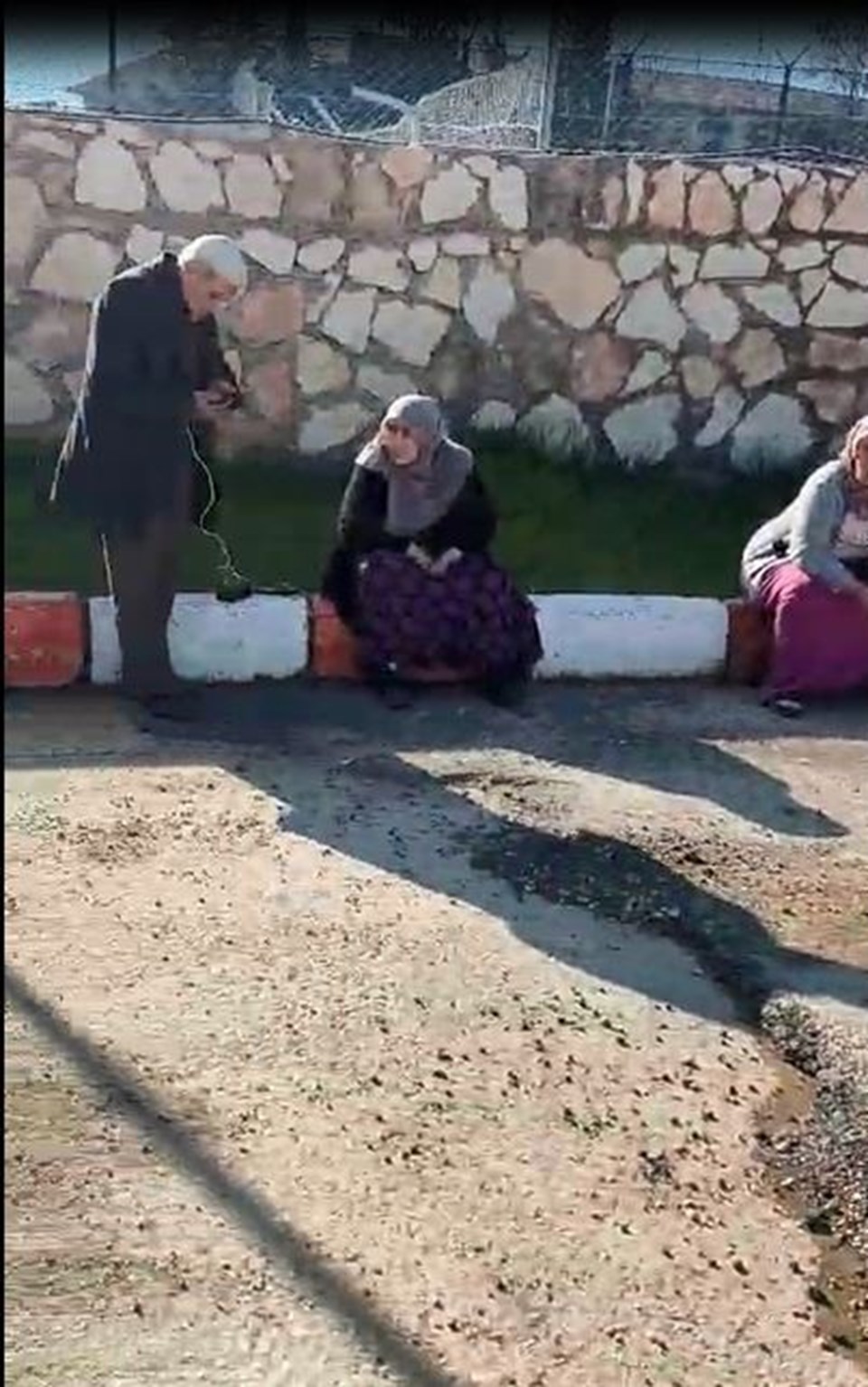 Mardin’de cenaze gerilimi: Köyün girişini kapatıp cenazeyi gömdürmediler - 1