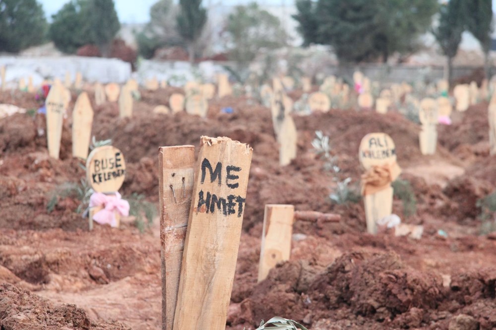 Depremde ölenlerin yarım kalan hikayeleri mezarlara yansıdı - 13