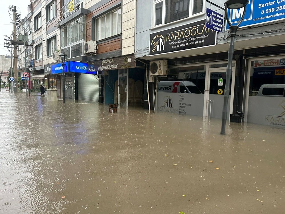Sağanak yağış birçok ilde hayatı felç etti: Cadde ve sokaklar göle döndü, hastaneyi su bastı - 3