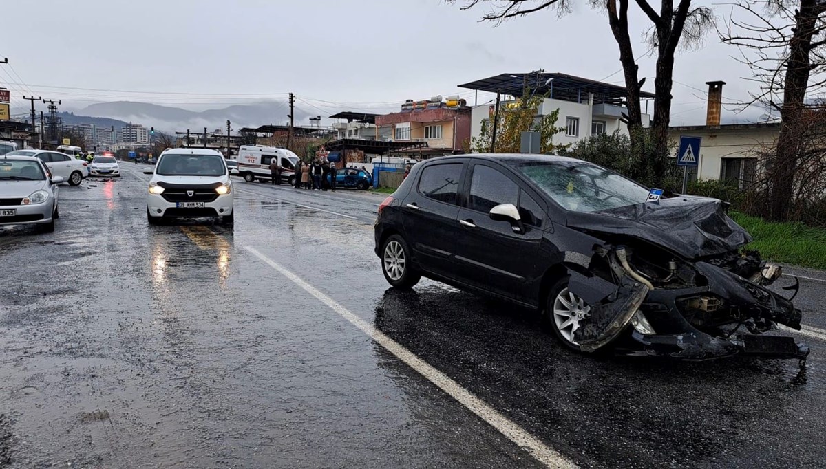 Aydın'da iki otomobil çarpıştı: 3 yaralı