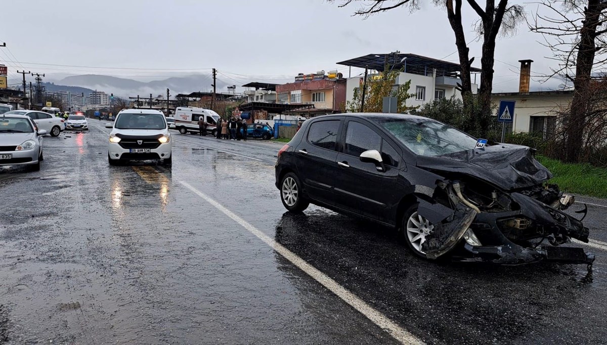 Aydın'da iki otomobil çarpıştı: 3 yaralı Aydın'da iki otomobil çarpıştı: 3 yaralı
