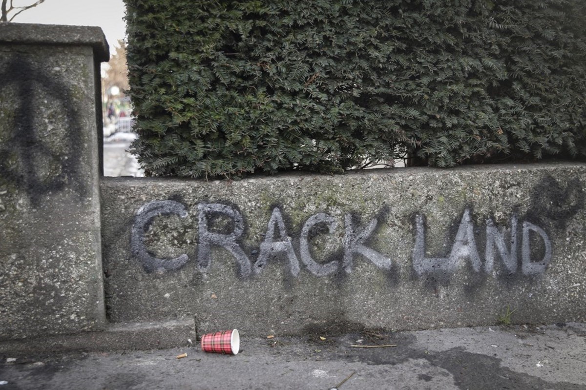 Uyuşturucu bağımlılarının sıkça yaşadığı bir bölgede duvara Crackland yazılmış. Crack bir uyuşturucu türü iken land İngilizce