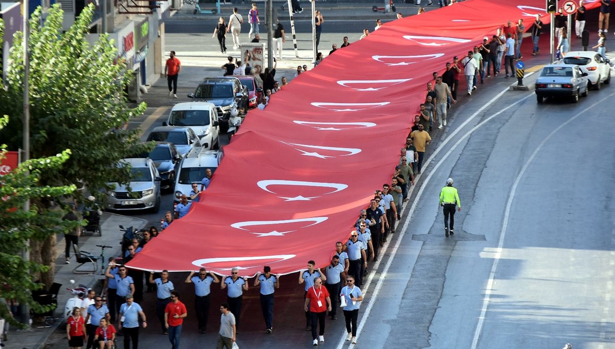 İzmir'de 350 metrelik bayrakla zafer yürüyüşü