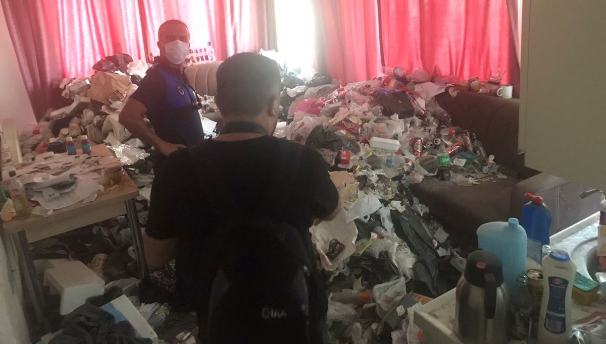 Kiracının terk ettiği evden kilolarca çöp çıktı Kiracının terk ettiği evden kilolarca çöp çıktı