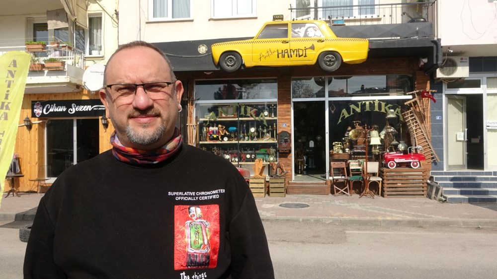 Fiyatlara kızdı, ortadan kestiği efsane otomobili tabela yaptı - 5