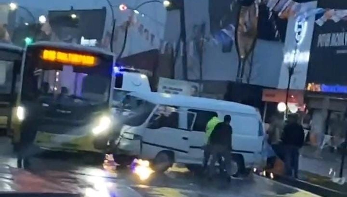 Ana yola fırladı: Otobüse ve motosiklete çarptı Ana yola fırladı: Otobüse ve motosiklete çarptı