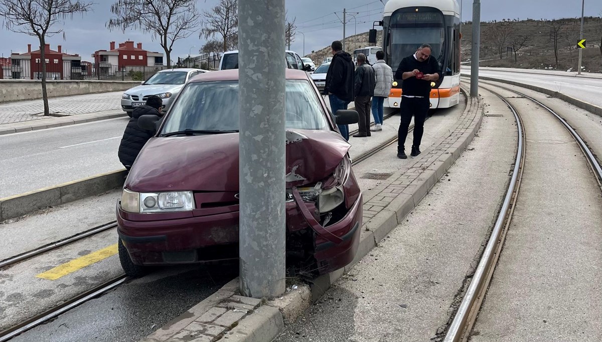 Virajı alamadı, tramvay yoluna girdi Virajı alamadı, tramvay yoluna girdi