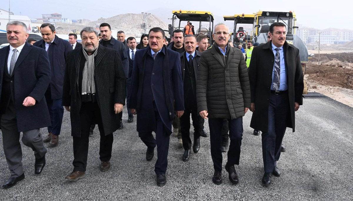 Deprem konutlarının yolları hazır Deprem konutlarının yolları hazır