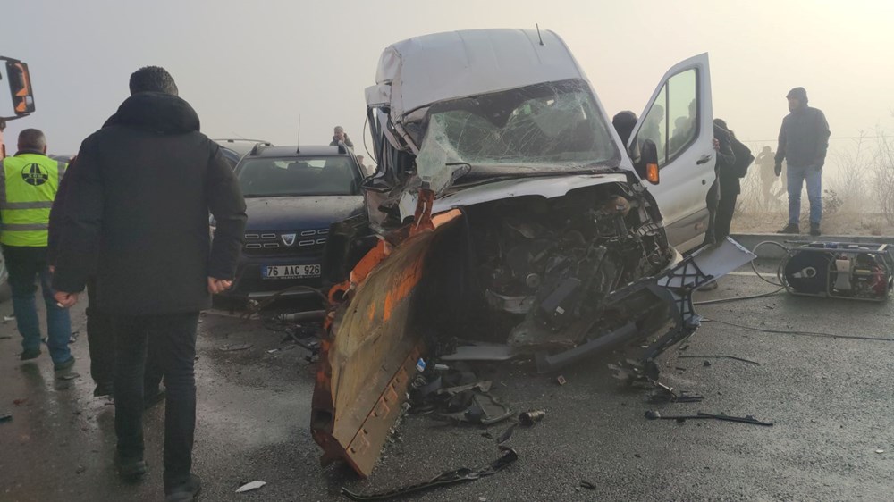 Van'da 30 araçlık zincirleme trafik kazası: 2 ölü - 5