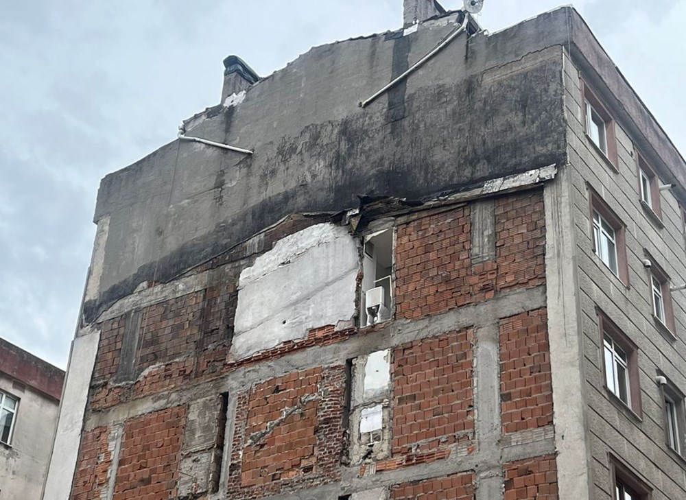 İstanbul'da kentsel dönüşüm! Kepçe yıktı, yan binadaki tuvalet açıkta kaldı - 2