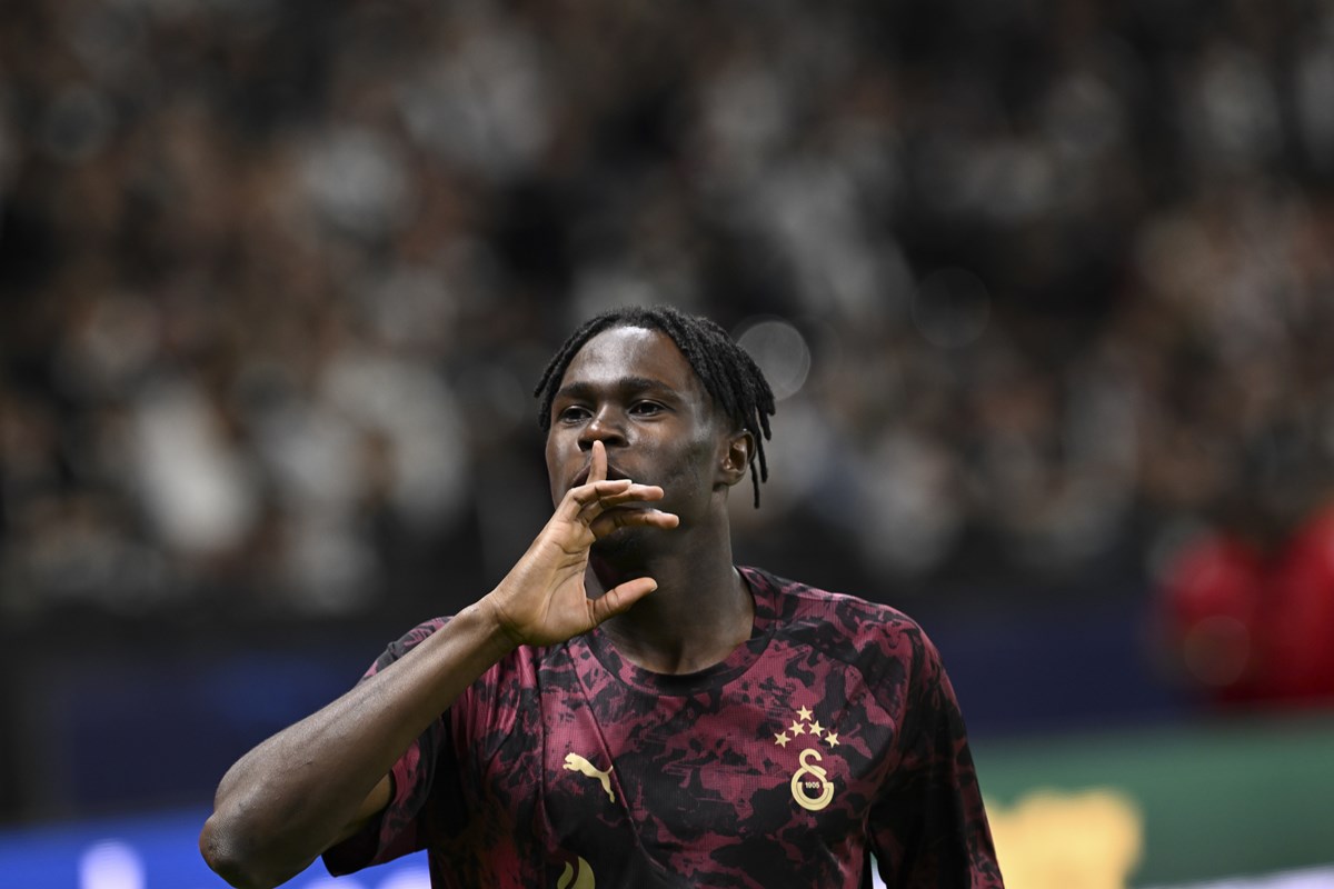 Galatasaraylı Singo, karşılaşma öncesi taraftarlara üçlü çekiyor.