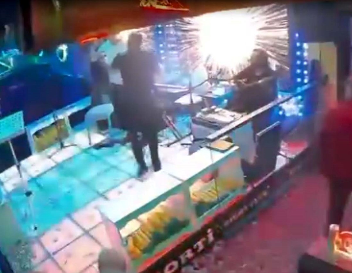 Çevredekiler adama engel olmaya çalıştı Çevredekiler adama engel olmaya çalıştı