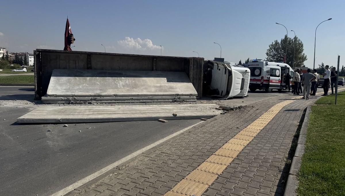 Beton blok yüklü TIR devrildi Beton blok yüklü TIR devrildi