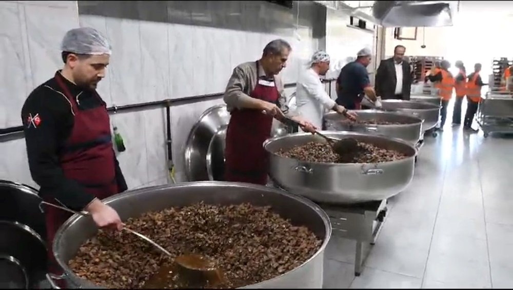 Van’da
milyonluk aşiret düğünü: Takı töreni 5 saat sürdü - 4