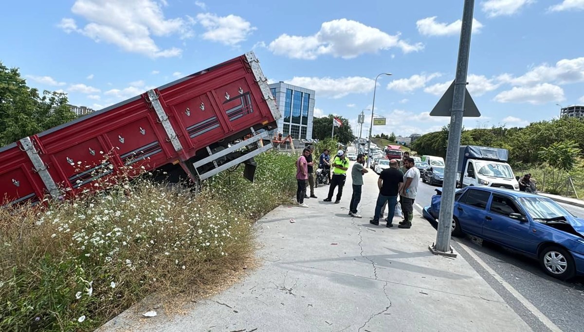 Sancaktepe'de zincirleme trafik kazasında 2 kişi yaralandı