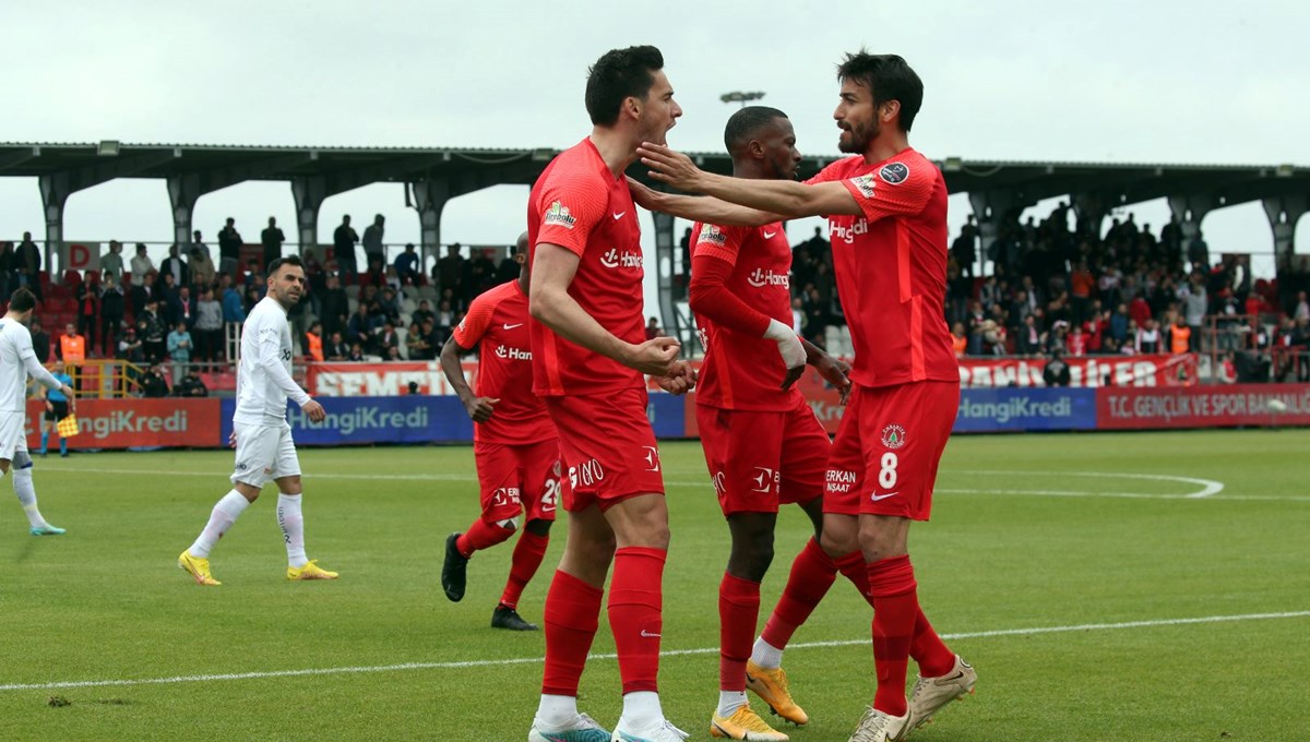 Milli futbolcu Umut Nayir'den kariyerindeki ilk hat-trick (Ümraniyespor 4 - Sivasspor: 1)