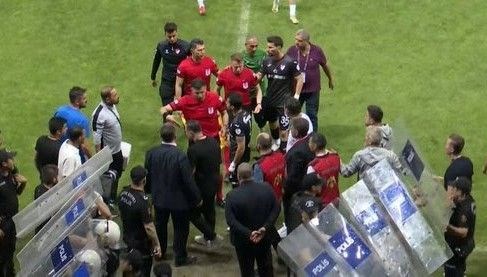 Hakem yaralandı maç yarıda kaldı