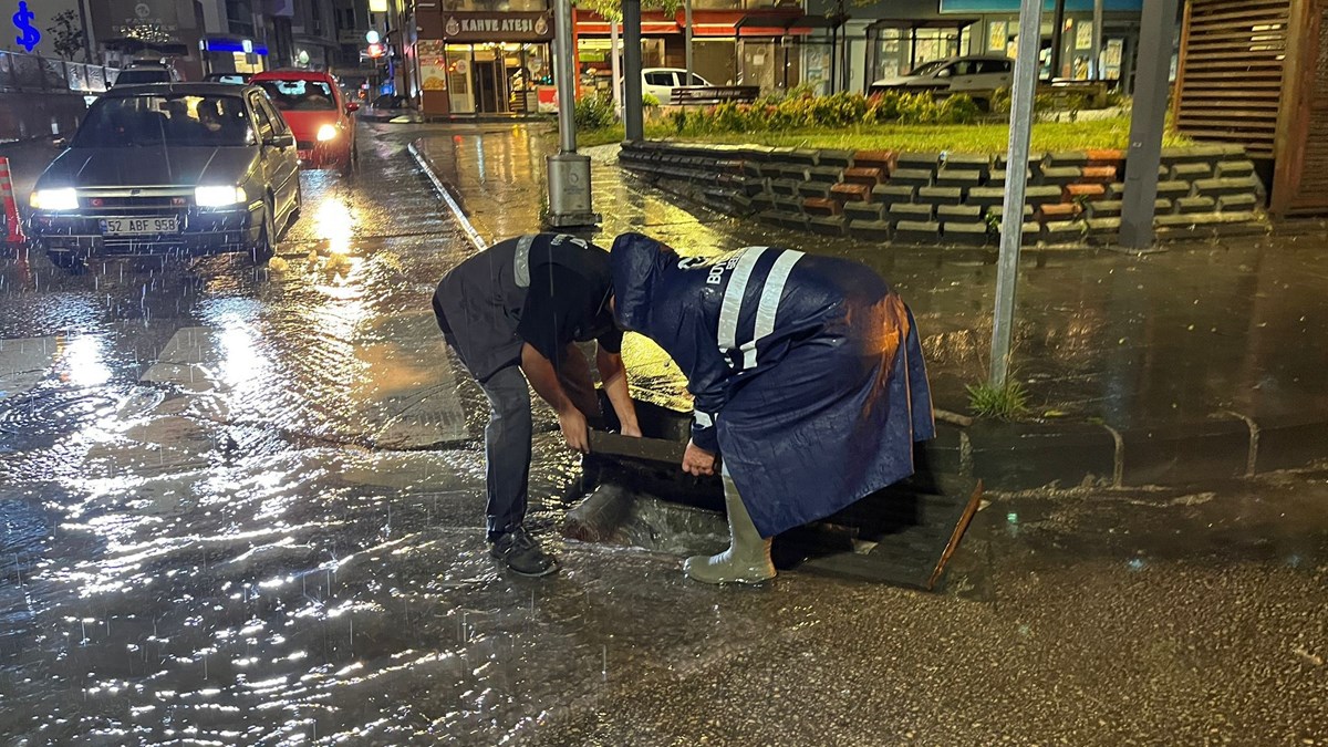 Ekipler su basan yollarda çalışma yaptı
