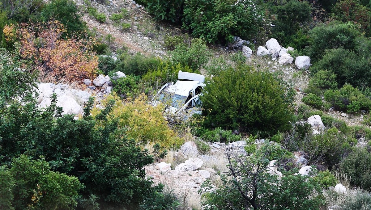 Alanya'da eşiyle tartışan kişinin uçuruma yuvarladığı otomobili kullanılamaz hale geldi