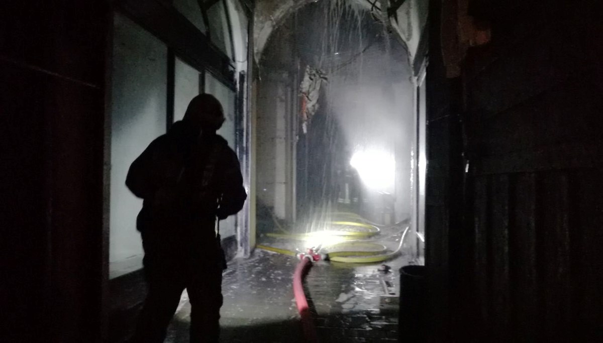 Kapalıçarşı'nın çatı kısmında yangın çıktı