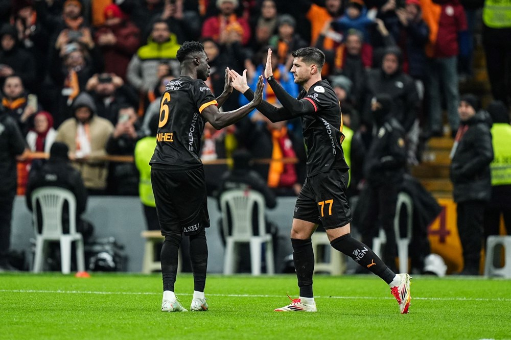 Adana Demirspor, Galatasaray maçında sahadan çekildi: Mücadele tatil edildi! - 14
